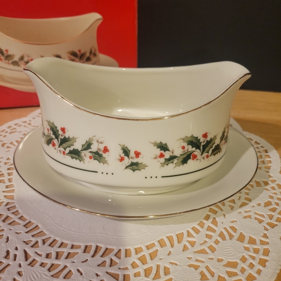 Vintage Holly Yuletide Porcelain Ware Gravy Boat with Saucer Double Spouted - Picture 4 of 8